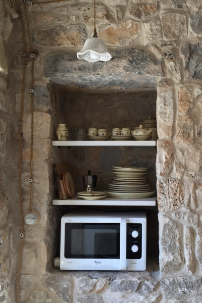 Pajara Marancio forno a microonde e credenza | Residenza in pietra in affitto Salento Feudo Frammasi